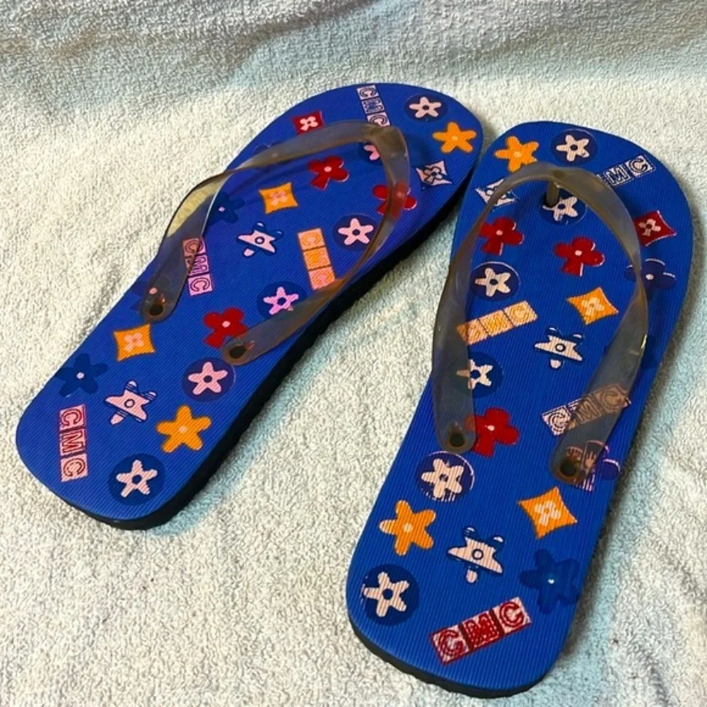 5/$25 - NWOT CMC flip flops in little kids size 9 1/2